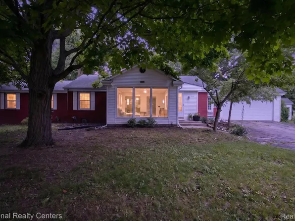 360 Woodland Dr, South Lyon, MI 48178