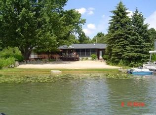 12725 Oakwood Shores St, Wayland, MI 49348