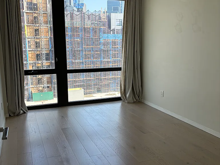 24-12 42nd Rd #7C — Photo 3