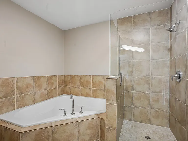 Maddox Apartments — Photo 13