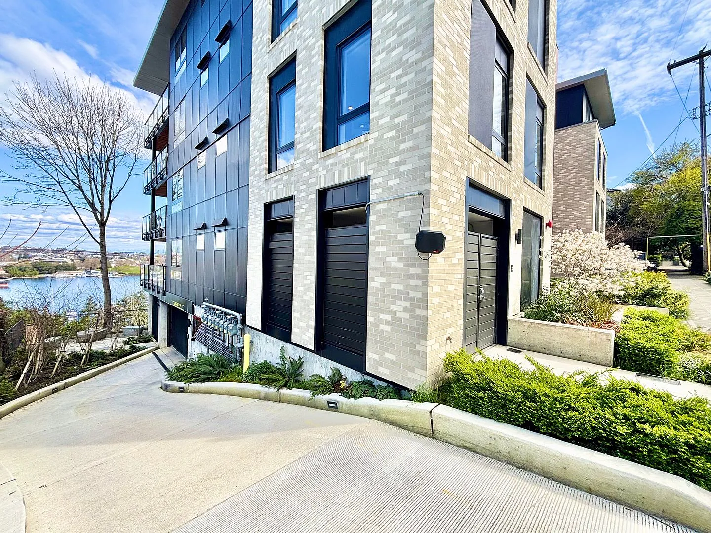 2514 Dexter Ave N — Photo 3
