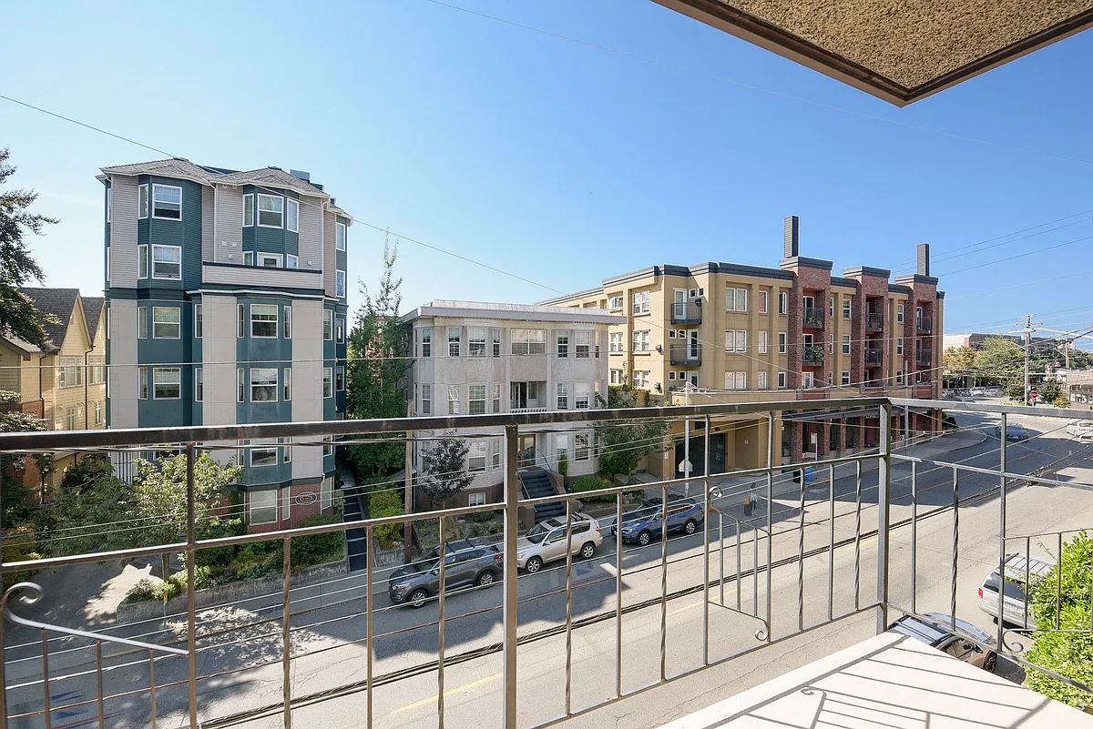 Building Photo - 1408 Queen Anne Ave N