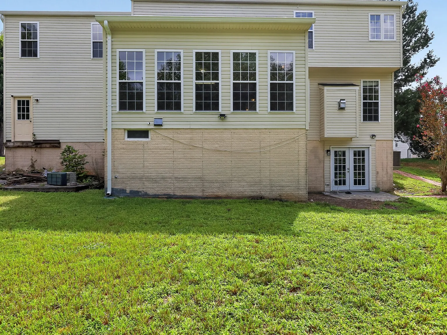 5 bed, 2.5 bath, 2736 sqft, $3,500 — Photo 2