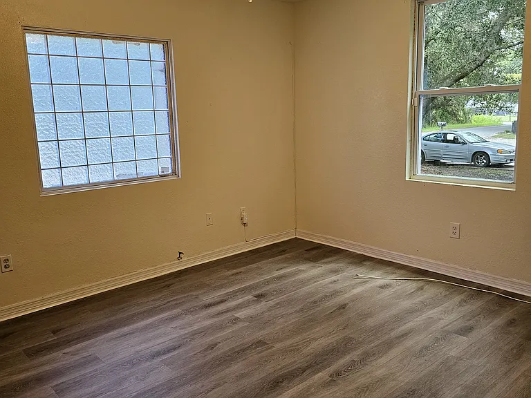 305 E Lake St — Photo 17