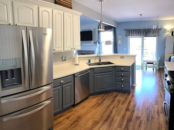 4th image of 329 Lexington Cir
