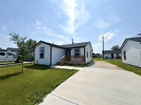 405 N Erskine St, Angleton, TX 77515