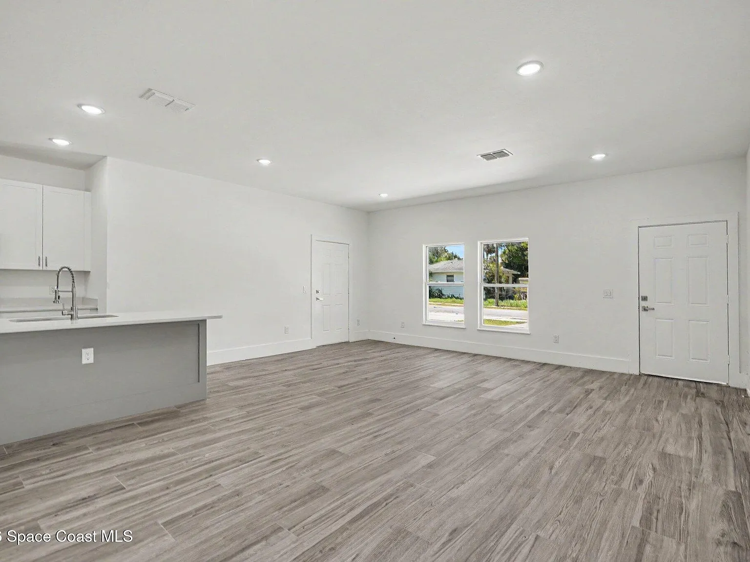 4 bed, 2.0 bath, 2264 sqft, $3,100 — Photo 2
