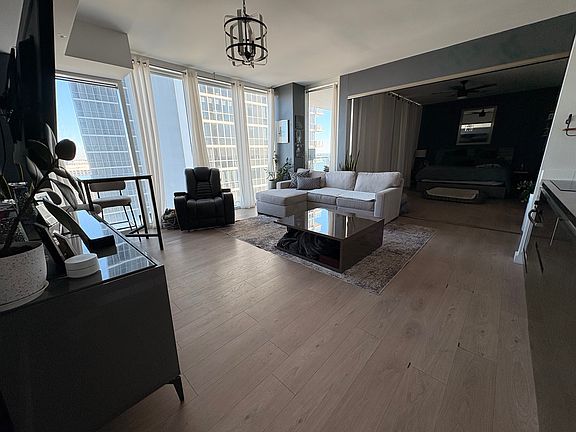 3rd image of 1040 Biscayne Blvd APT 4105