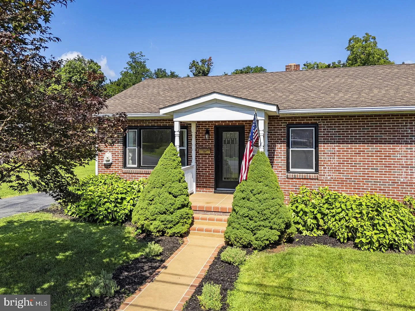 3 bed, 1.0 bath, 1474 sqft, $2,100 — Photo 3