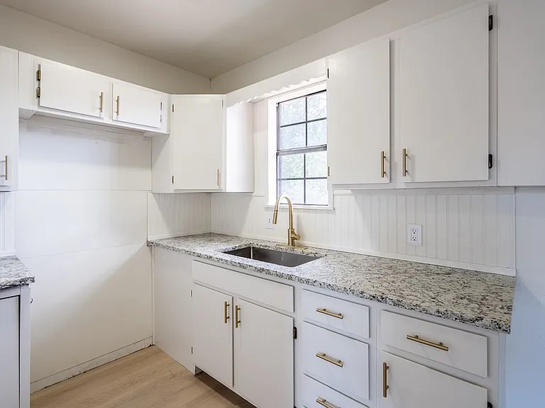 504 Howard Dr — Photo 6