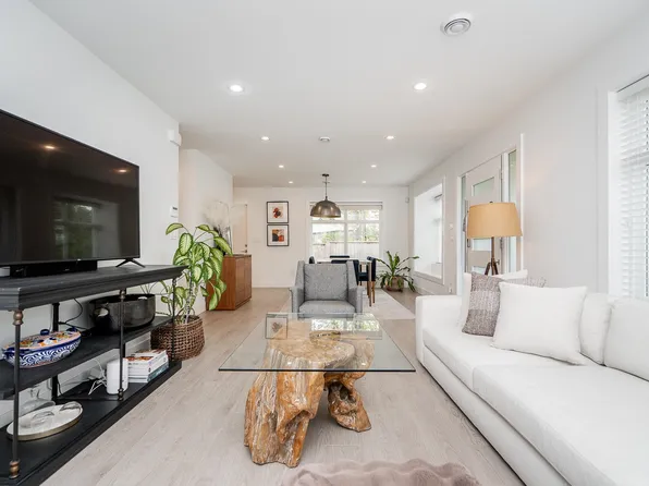 970 Rochester Ave, Coquitlam, BC V3K 2W6