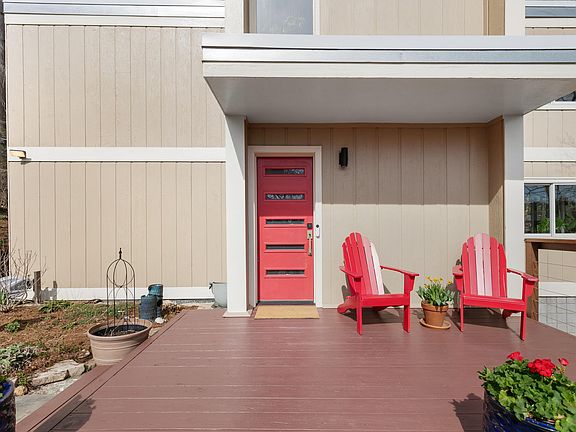 3rd image of 211 Glenhill Ln