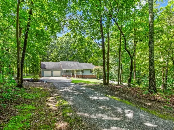 1122 Red Oak Dr, Walnut Cove, NC 27052