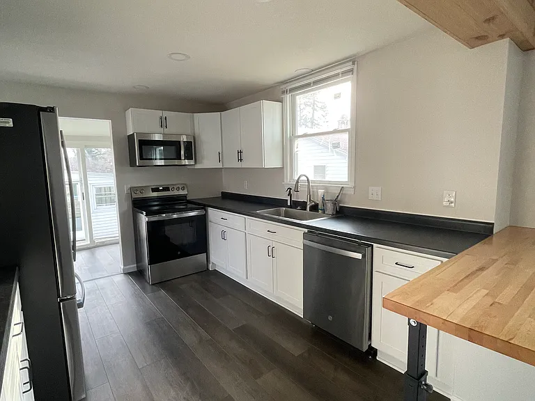 553 Adams Ave — Photo 9