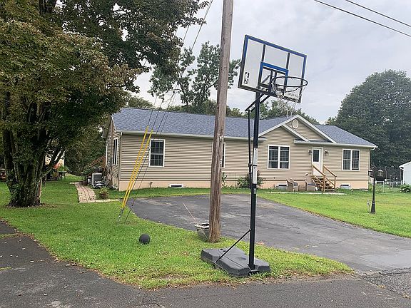 3rd image of 23 Oxford Cir