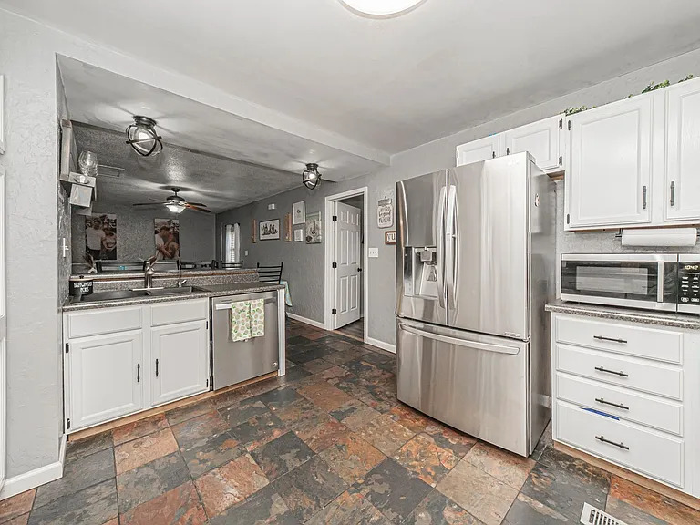 224 W Chestnut St — Photo 15