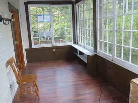 3rd image of 989 Brownstown Rd