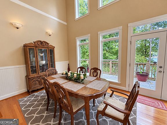 4th image of 669 Shorewood Cir