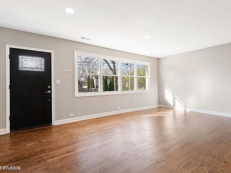 818 E Charles St — Photo 10
