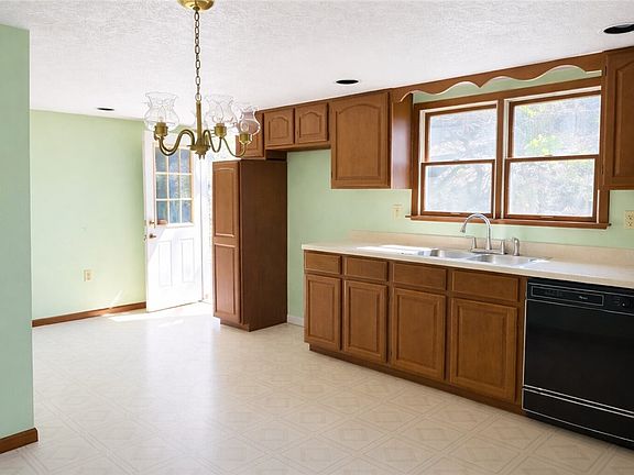5th image of 242 Stone Quarry Rd