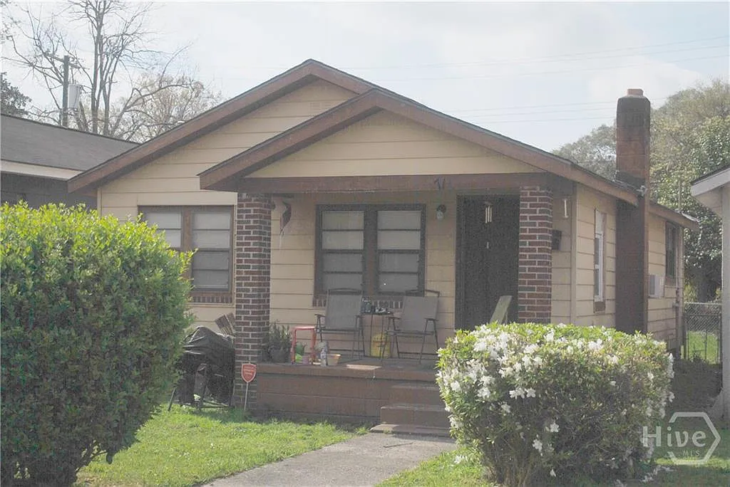 2 bed, 1.0 bath, 851 sqft, $1,200 — Photo 2