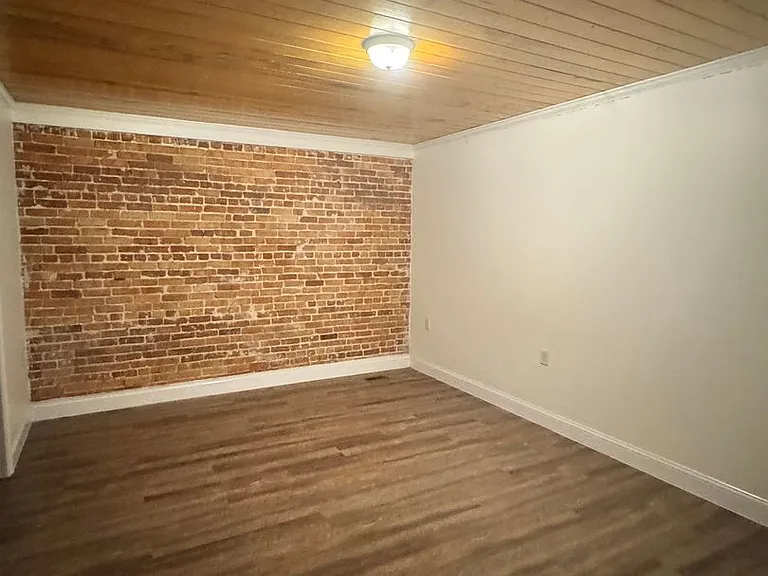 33 W Oak St #A — Photo 7