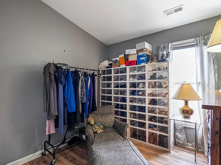 274 Robert St — Photo 20