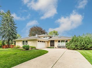 9S109 Cumnor Rd, Downers Grove, IL 60516