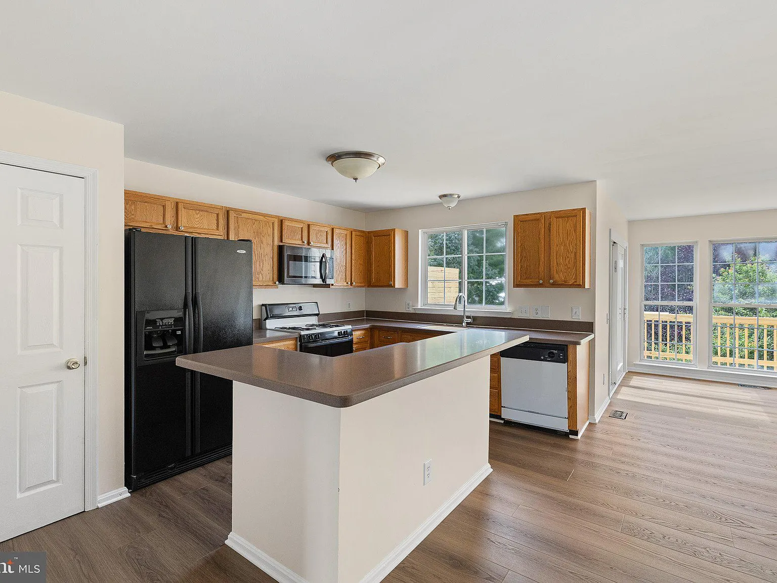 3 bed, 2.5 bath, 2365 sqft, $2,900 — Photo 2