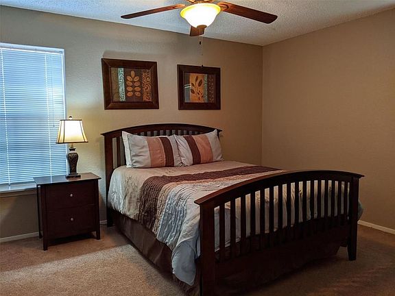 5th image of 2218 Holly Ln