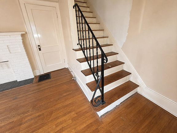 4th image of 831 E Cecil St