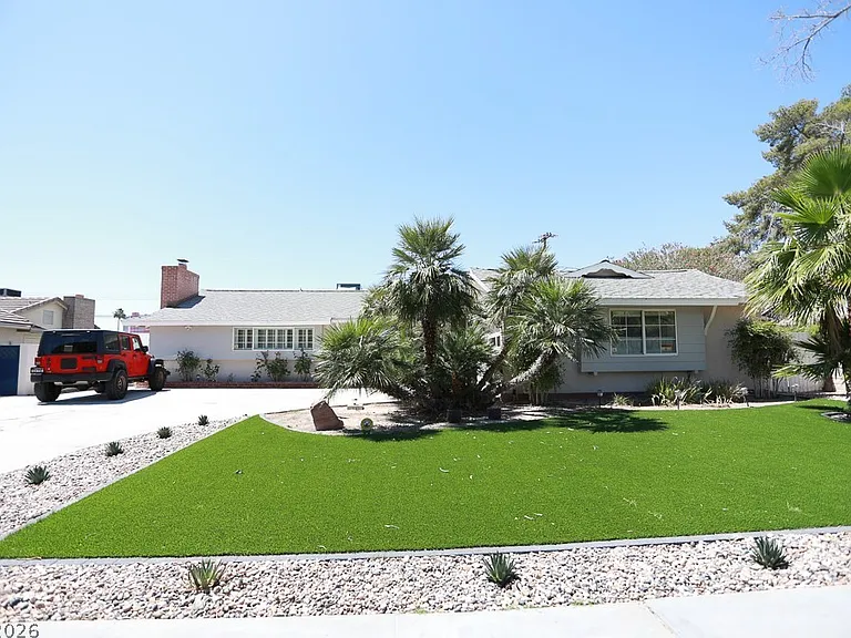 2725 Colanthe Ave — Photo 1