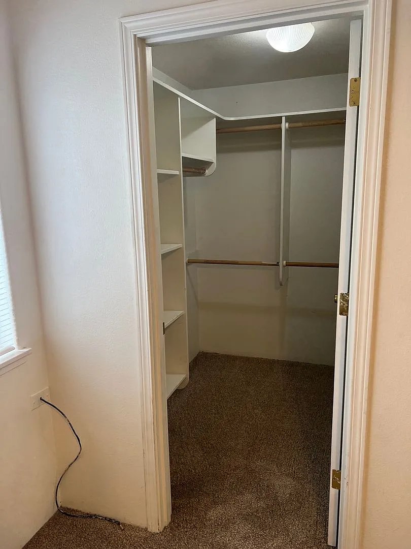 Lovely 3 bedroom, 2.5 bath home with laundry, near schools — Photo 4