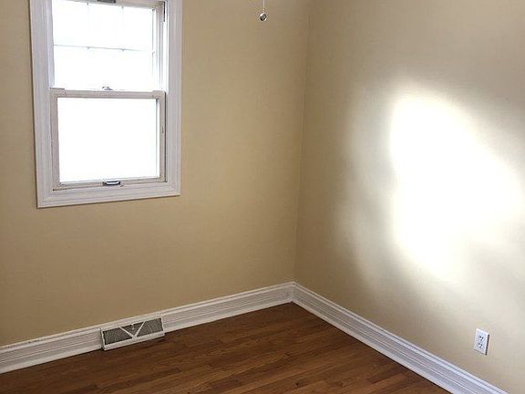 4th image of 917 Greenbay Ave