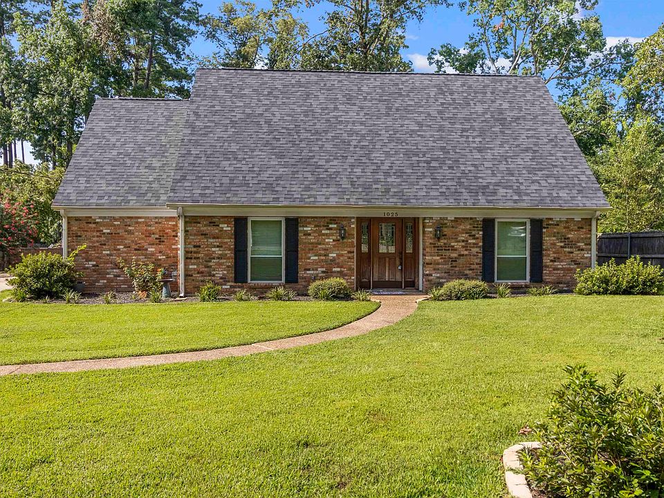 1st image of 1025 Akin Dr