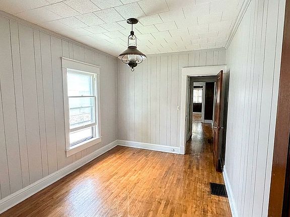 4th image of 321 N White Ave