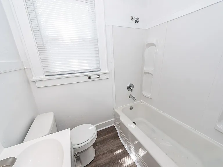 2620 Woodlawn Ave — Photo 18