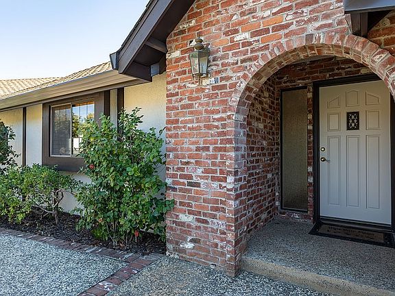 4th image of 3781 Loma Dr
