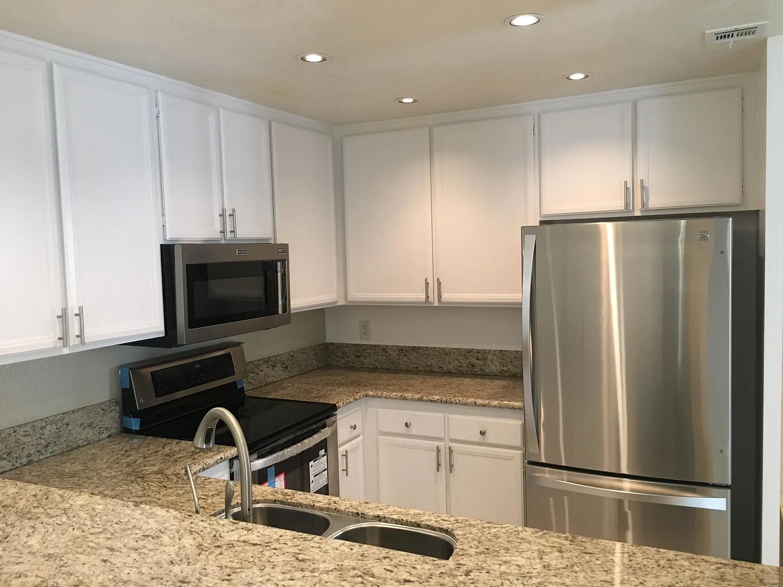 2 bed, 942 sqft, $3,100 — Photo 3