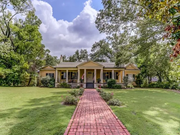 127 W Gholson Ave, Holly Springs, MS 38635