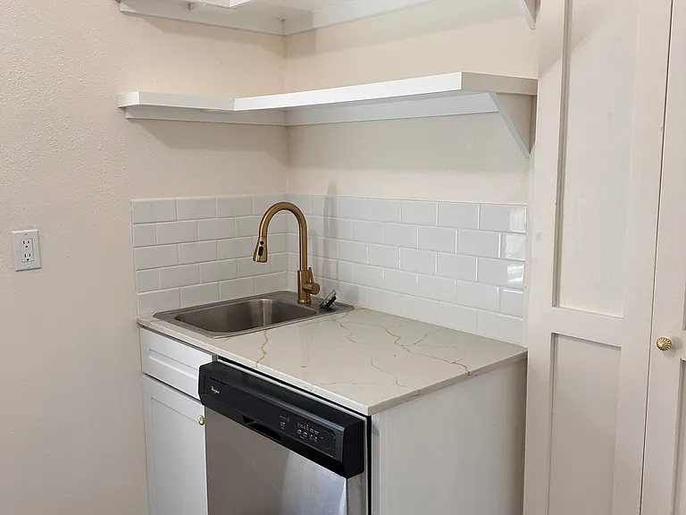 Alvin Apartments — Photo 31