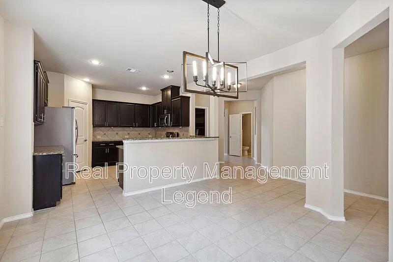 3 bed, 2.5 bath, 2292 sqft, $2,790 — Photo 2