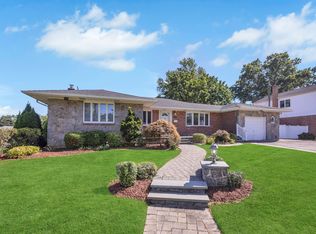 130 Seaman Rd, Jericho, NY 11753