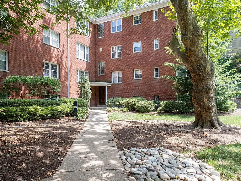 1423 N Nash St #208 — Photo 1
