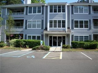 807 Meadow Ct, Helmetta, NJ 08828