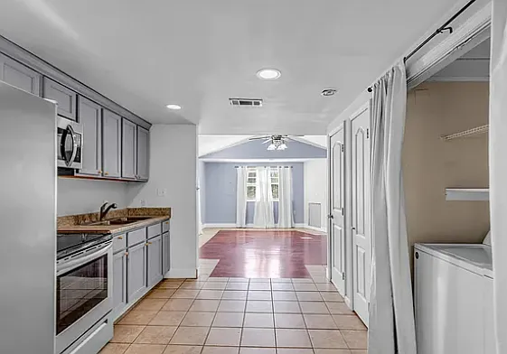5020 Hawk St — Photo 3