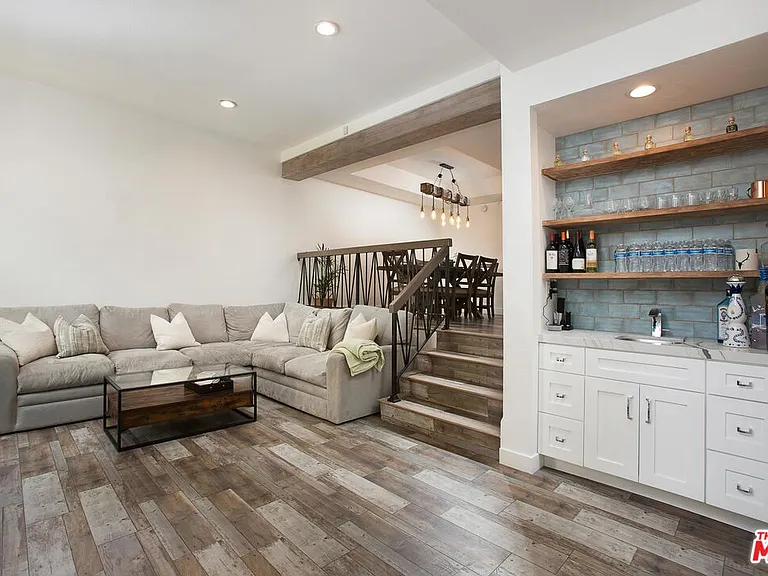 18755 Hatteras St #16 — Photo 3