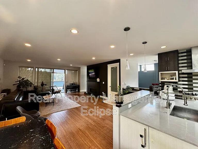 5034 Puget Blvd SW — Photo 3