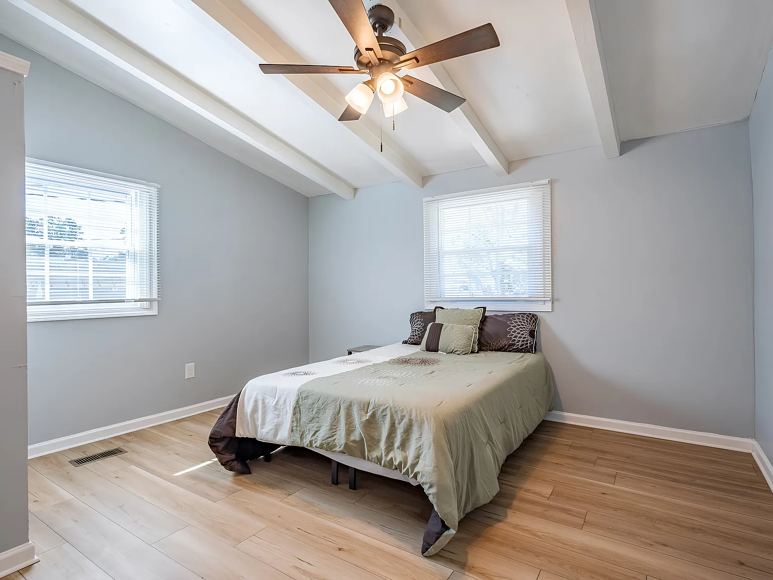 4 bed, 3.0 bath, 2230 sqft, $910 — Photo 2