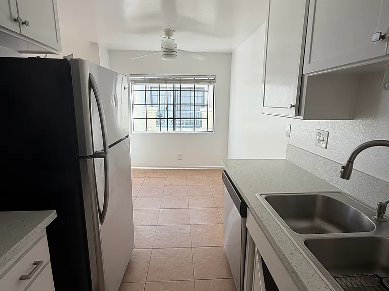 930 Venice Blvd #204 — Photo 9